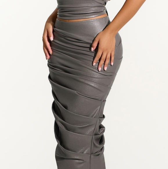 NWT Naked Wardrobe Ruched Faux Vegan Leather Midi Skirt in Dark Grey M - Flaw - Picture 4 of 10